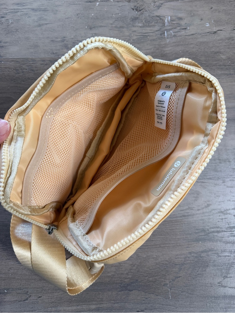 lululemon athletica light golden Crossbody Bag with White Logo, 2L - Picture 4 of 4